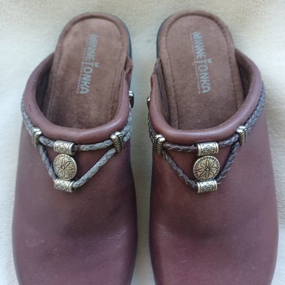 Minnetonka Brown Mules with Silver Accents - Picture 5 of 8